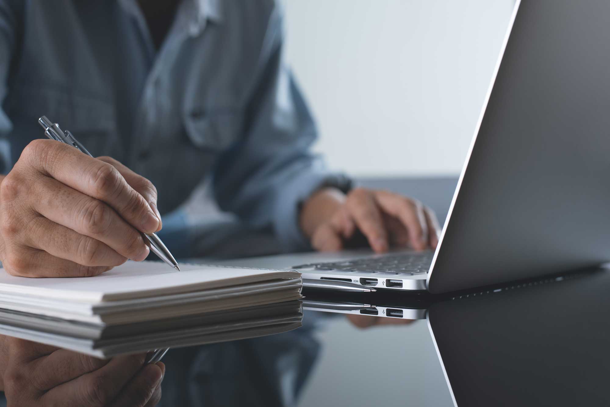 working_man_writing_down_notes